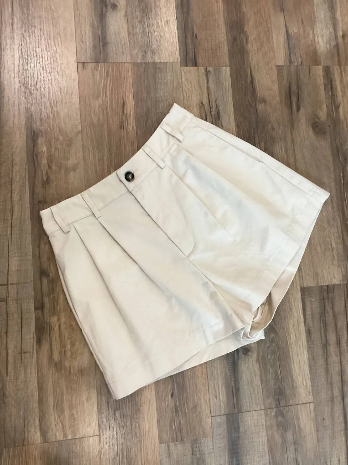 Women's Pleateds Shorts In Sand White